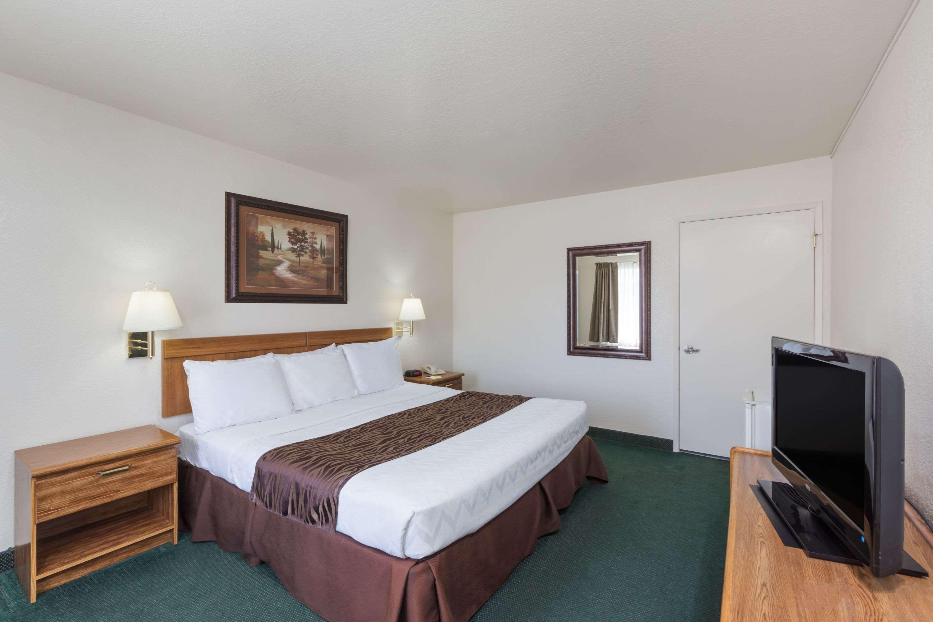 Super 8 By Wyndham Fort Bragg Exterior foto